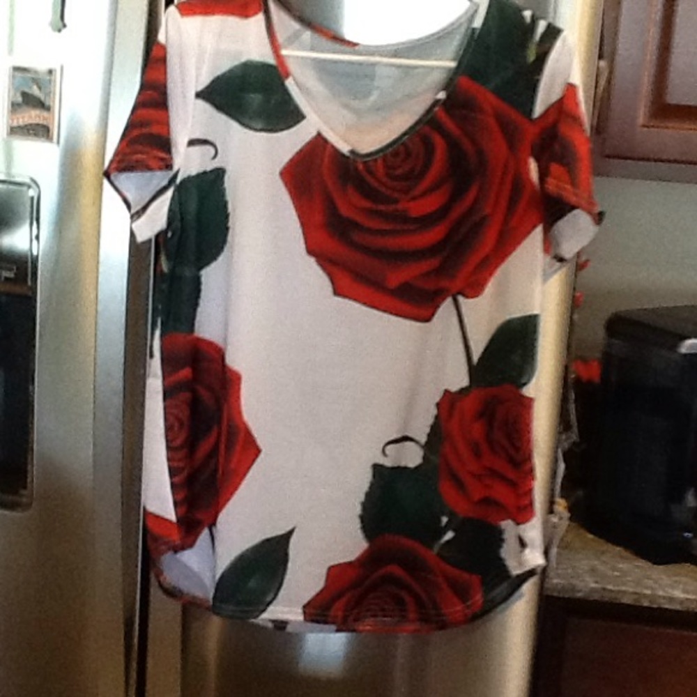 SS Longer Top.  Red Roses on white. V Neck